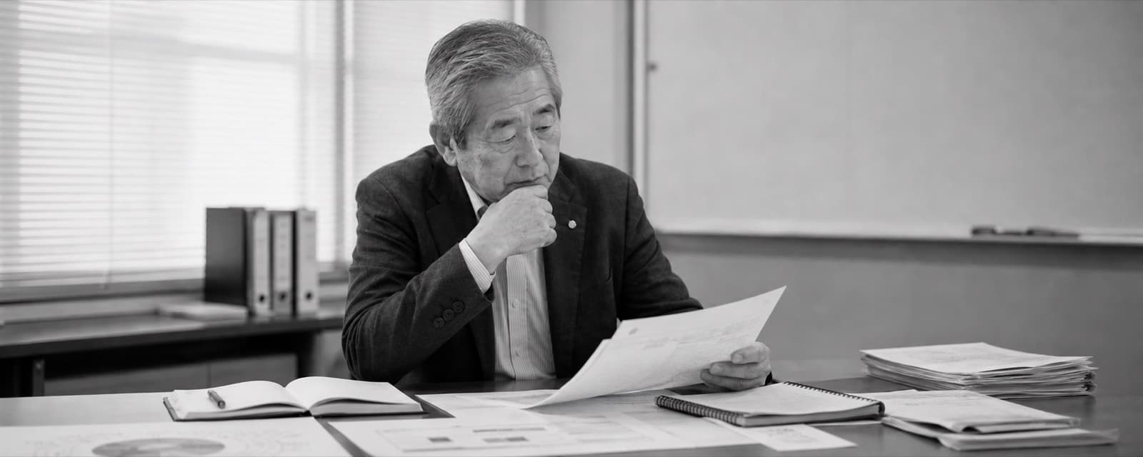 書類に目を通す社長